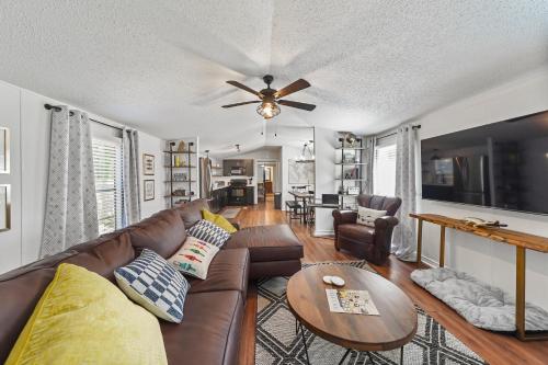 un salon avec un canapé et un ventilateur de plafond dans l'établissement Lake Conroe 3BR Boat Ramp Access BBQ Sleeps 8, à Willis