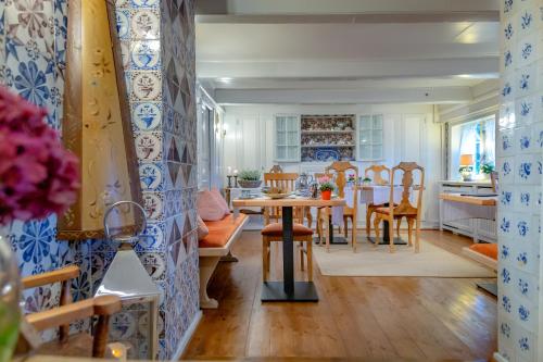 カイトゥムにあるBoutiquehotel Seiler Hof Keitumのテーブルと椅子のあるキッチンとダイニングルーム