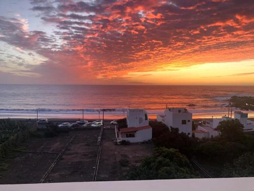 una puesta de sol sobre el océano y un aparcamiento en Casa Domingo en Valle Gran Rey