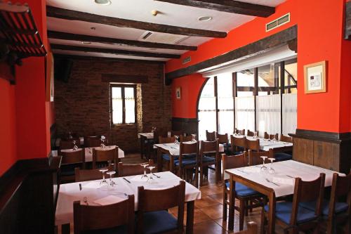 Restaurace v ubytování Hostal Antxitonea
