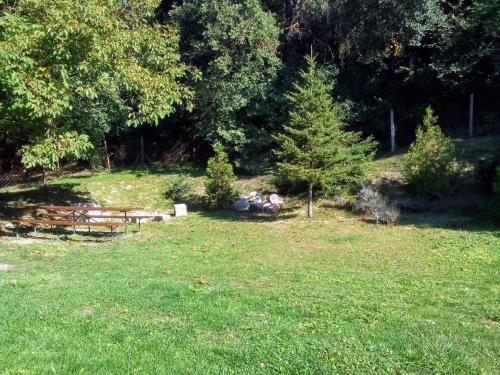 a park with a picnic table in the grass at Gerecse Vendégház in Süttő
