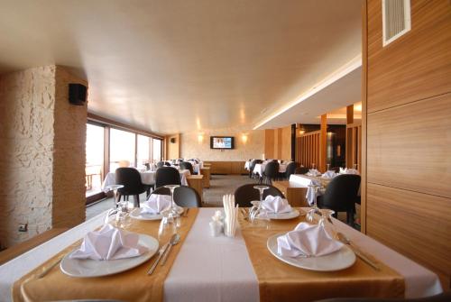 a dining room with a long table and chairs at Imamoglu Pasa Butik Hotel in Kayseri
