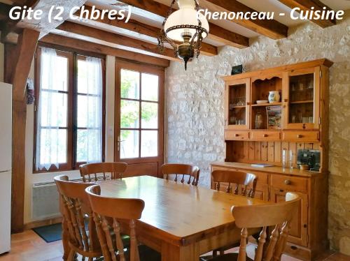 a dining room with a wooden table and chairs at Gites les petits Châteaux in Bourré