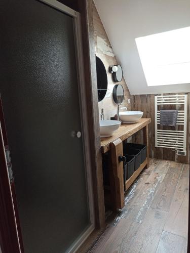 a bathroom with two sinks and a sliding door at Le Repos du Randonneur in Audinghen
