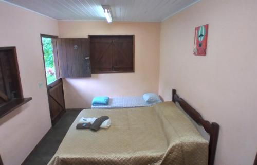 En eller flere senge i et værelse på Vale do Sereno