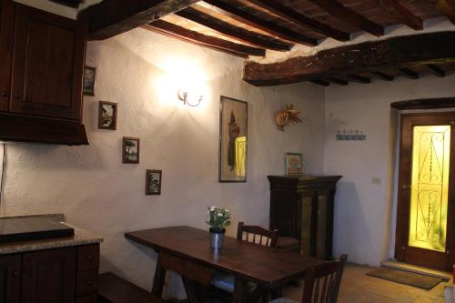 a kitchen and dining room with a table and a window at Petite Maison in Cetona