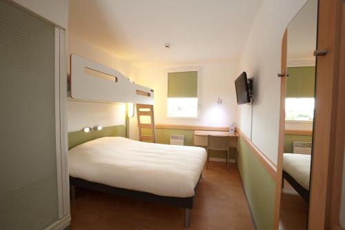 Kleines Zimmer mit einem Bett und einem Etagenbett in der Unterkunft ibis budget Pontarlier in Pontarlier