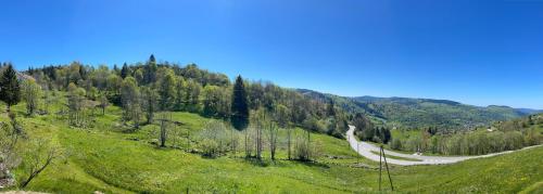 a winding road on the side of a mountain at Le cocon d’Emma in La Bresse