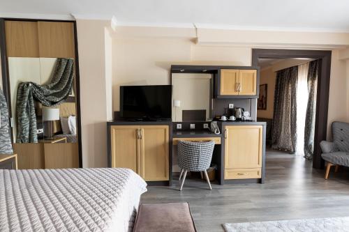 Famissi Eden Hotel