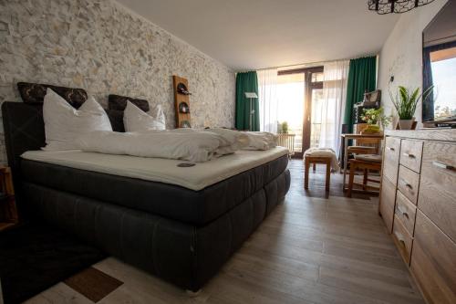 een slaapkamer met een groot bed met witte kussens bij Sweet Harmony Apartment mit Seeblick zum Genießen in Hahnenklee-Bockswiese