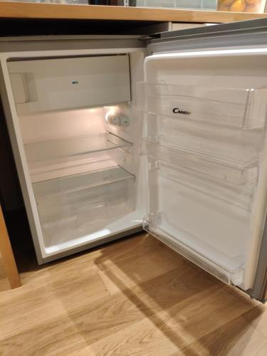 een lege koelkast met de deur open in een keuken bij Apartamento Juan de Herrera VUT47168 in Valladolid