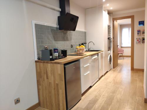 een keuken met een wastafel en een aanrecht bij Apartamento Juan de Herrera VUT47168 in Valladolid