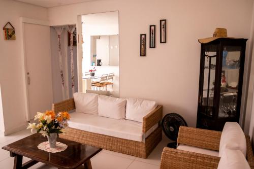 Uma área de estar em Apartamento com varanda Gourmet na praia da enseada
