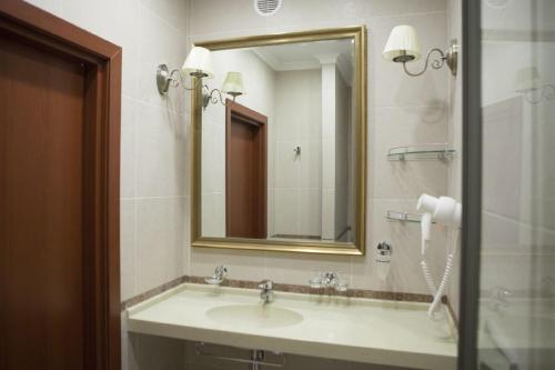 a bathroom with a sink and a mirror at Aparthotel NEP Dubki in Odintsovo