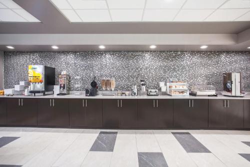 a kitchen with a counter with aasteryasteryasteryasteryasteryasteryasteryasteryastery at La Quinta by Wyndham Clearwater South in Clearwater