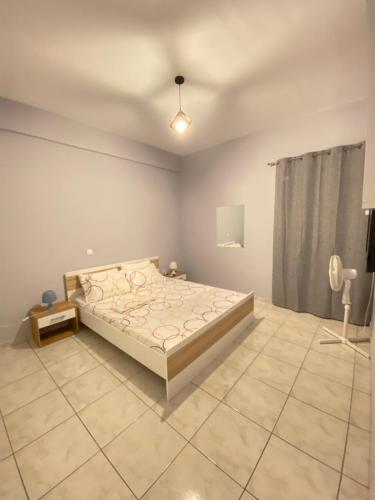 Un dormitorio con una cama y un teléfono. en Nafplio Boutique Apartment, en Nauplia