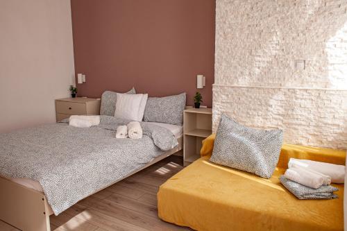 Llit o llits en una habitació de Sunny Studio Apartment