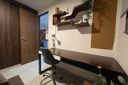 a home office with a desk and a chair at Departamento *MUNDO VIAJERO* Guadalajara in Guadalajara