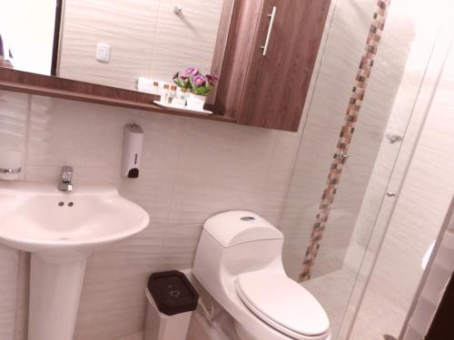 Solaris Hotel في فيلافيجا: حمام صغير مع مرحاض ومغسلة