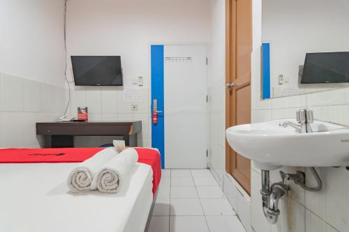 Gallery image of RedDoorz @ Komplek Pontianak Mall in Pontianak