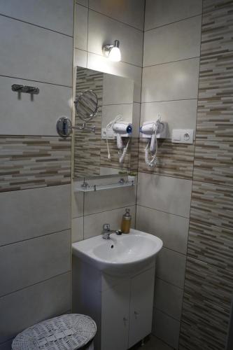 a bathroom with a sink and a mirror at Gizella vendégház in Odorheiu Secuiesc