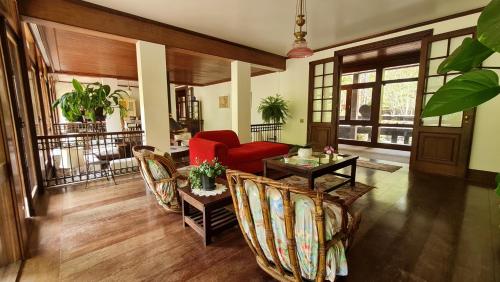 a living room with a red couch and chairs at Canto das Águas Atibaia in Atibaia