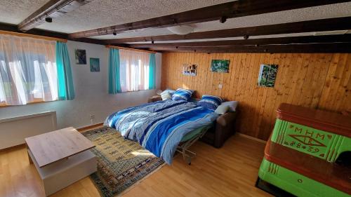 um quarto com uma cama numa parede de madeira em Chez Rosalie em La Roche