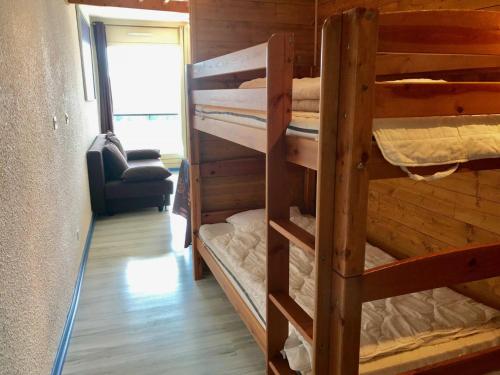 a room with two bunk beds in a cabin at Studio Villard-de-Lans, 1 pièce, 4 personnes - FR-1-515-42 in Villard-de-Lans