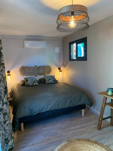 ein Schlafzimmer mit einem Bett in einem Zimmer in der Unterkunft Maison avec piscine chauffée - 8 personnes - Sud Réunion in Saint-Joseph