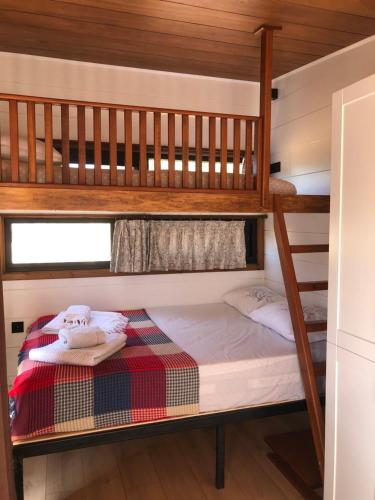 een stapelbed in een kamer met 2 stapelbedden bij Tiny house kayaköy Nar in Fethiye