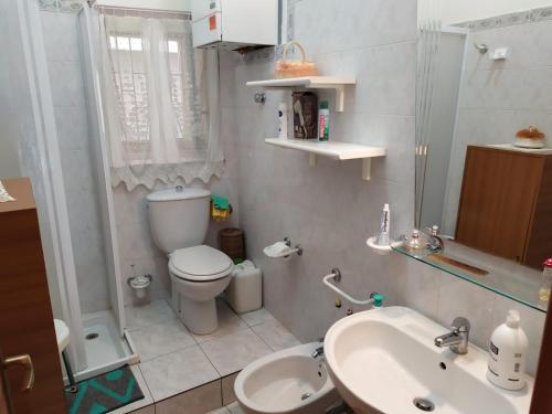 Casa ad Assoro, al centro della Sicilia tesisinde bir banyo