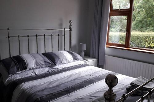 een slaapkamer met een groot bed en een raam bij Lovely 1-Bed Apartment at Whitepark Bay Co Antrim in Bushmills