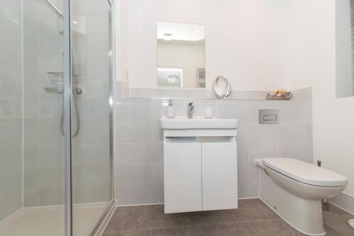 Et badeværelse på Greenfields's Hurley House - New modern 4 Bedroom House
