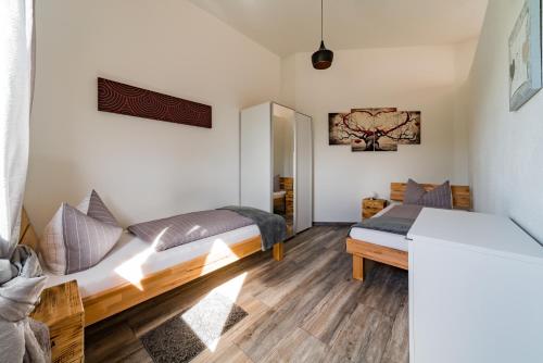 ein Schlafzimmer mit einem Bett und einem Sofa in der Unterkunft ApartmentFinke 3 an der Messe Friedrichshafen in Friedrichshafen