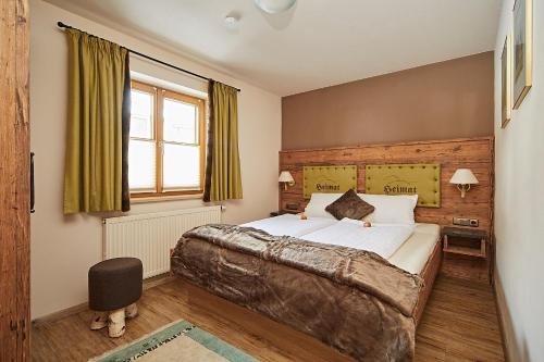a bedroom with a large bed and a window at Siplinger Suites - Ferienwohnungen - Sauna und Fitness in Balderschwang