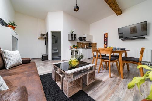 a living room with a couch and a table at ApartmentFinke 3 an der Messe Friedrichshafen in Friedrichshafen