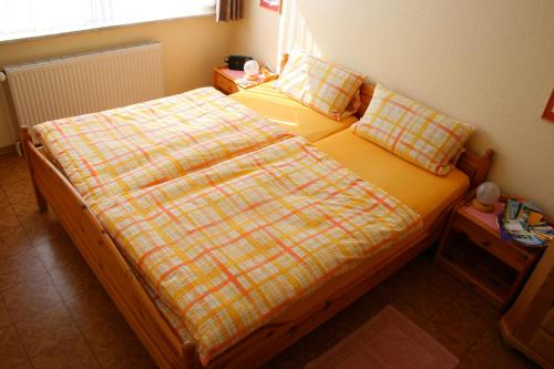 łóżko z kocem i 2 poduszkami w obiekcie Sonnenschein - a52658 w mieście Klausdorf