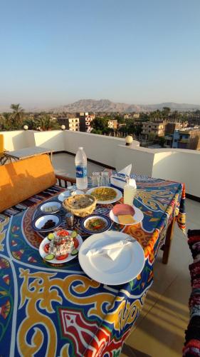 einen Tisch mit Tellern aus Essen auf einem Balkon in der Unterkunft DREAM ISLAND Hotel in Luxor