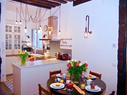 FULLY RENOVATED very quiet charming 2bed/2bath flat in the Marais sleeps up to 4