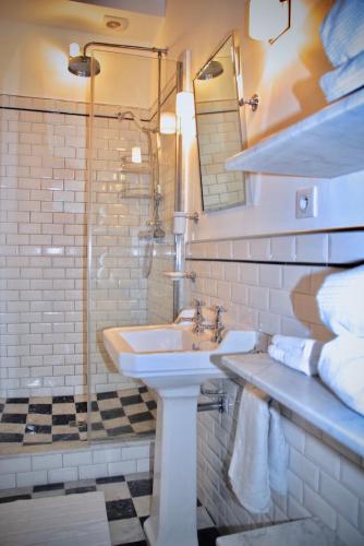 une salle de bain avec un lavabo, un miroir et des serviettes dans l'établissement FULLY RENOVATED very quiet charming 2bed/2bath flat in the Marais sleeps up to 4, à Paris