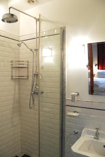une salle de bain avec douche et lavabo dans l'établissement FULLY RENOVATED very quiet charming 2bed/2bath flat in the Marais sleeps up to 4, à Paris