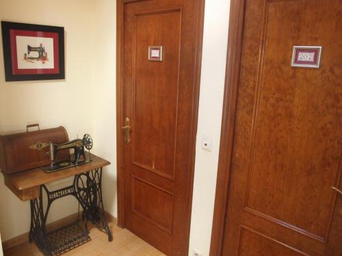 a room with a wooden door and a table at Cal Reus in Ger
