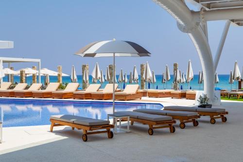 Flamingo Paradise Beach Hotel - Adults Only 내부 또는 인근 수영장