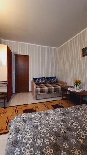 a living room with a couch and a table at Otdykh u moria in Fontanka