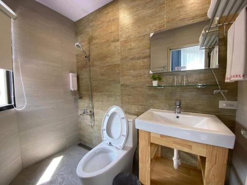 鹿港的住宿－老街假期文旅，一间带卫生间和水槽的浴室