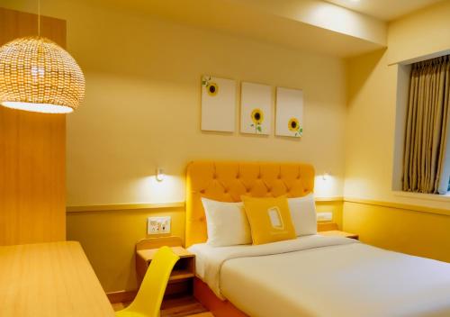 Postel nebo postele na pokoji v ubytování Bloom Hotel - Worli South Mumbai