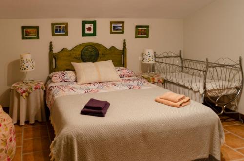 เตียงในห้องที่ Casa Rural Cervarte