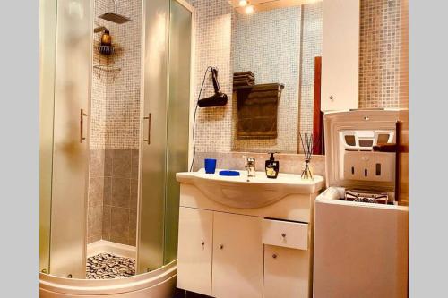 Ένα μπάνιο στο Nice-Comfort-Lux Apartment 95m2 near the beach