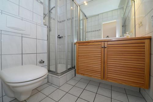 ヴィーク・アウフ・フェールにあるHaus Irma Whg 32のバスルーム(トイレ、シャワー、シンク付)