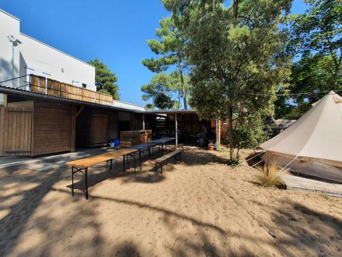 una tienda y una mesa de picnic y un tipi en Dortoir de charme 12 lits 600m plage en Longeville-sur-Mer